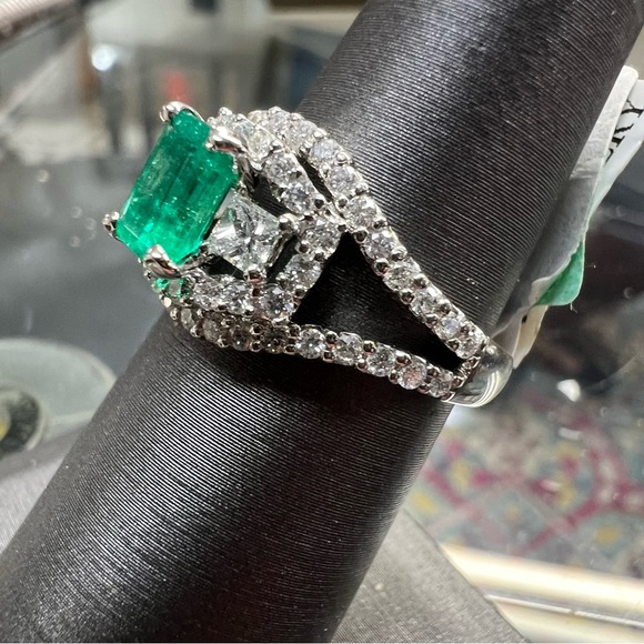 18k White Gold Diamond & Emerald Ring - Picture 7 of 9
